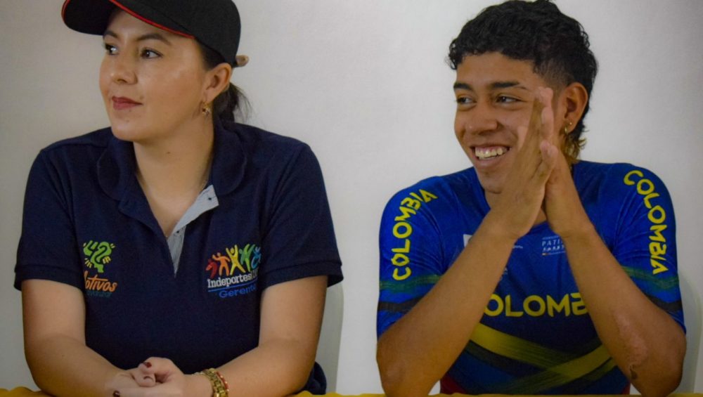 Imagen de Sebastián Guzmán Muñoz deportista caucano de 18 años de edad, quien, con el apoyo de Indeportes y sus habilidades en patinaje, ha sido seleccionado para formar parte de la Selección Colombia de Patinaje 2023 en la categoría juvenil varones fondos, convirtiéndose en un referente de esta disciplina.