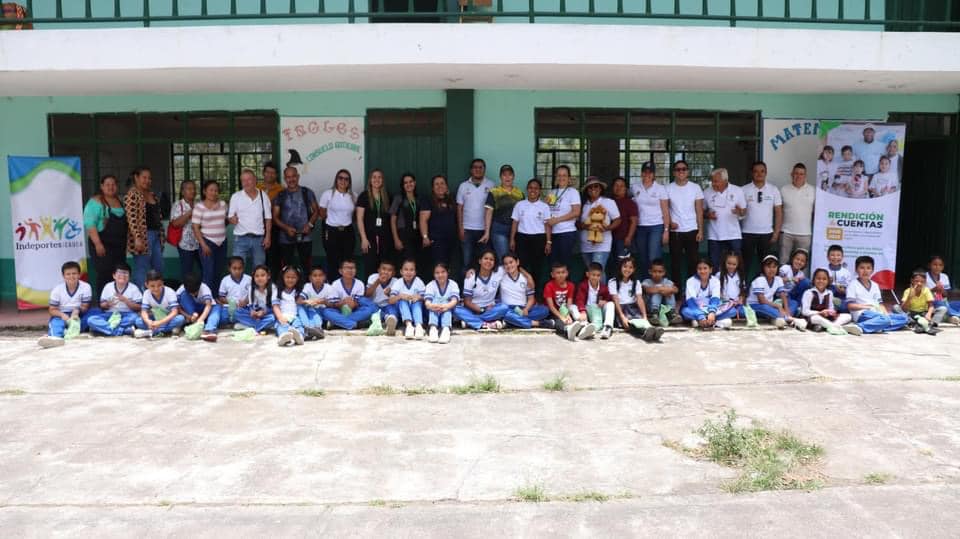 Educativa Francisco José de Caldas de #LaSierra., El Gobierno Departamental #42MotivosParaAvanzar junto a Indeportes Cauca, acompañó el diálogo de rendición de cuentas para niños, niñas y adolescentes. 👦🏽 Los pequeños de 6 a 12 años conocieron nuestra labor en garantía de sus derechos, así como nuestras iniciativas para fomentar hábitos de vida saludables, deportivos y recreativos en el departamento. #SíAvanzamos hacia un futuro prometedor con nuestras nuevas generaciones.